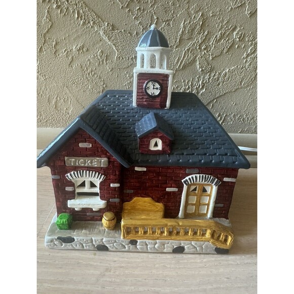 Yuletide Snow Hamlet Merry Town Station Ceramic‎ Christmas Village Lights Up - Picture 2 of 13